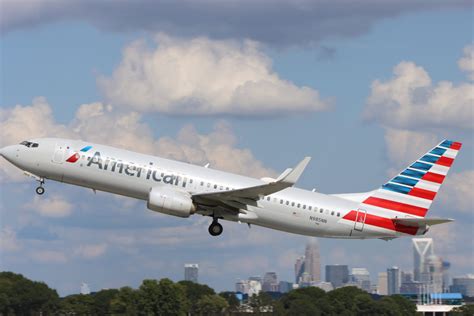 How American Airlines' on-time flights hit their worst rate in 2 years