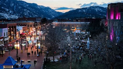 Boulder shooting suspect makes 1st court appearance as community grieves - ABC News