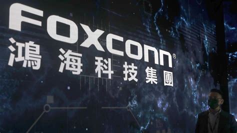 Watch: Violence breaks out at China iPhone factory, Foxconn issues ...