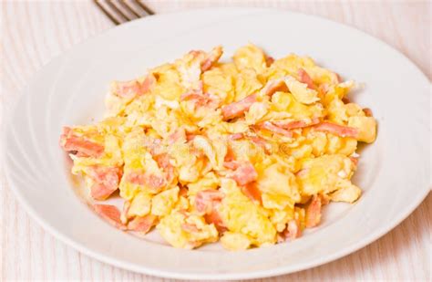 Huevos Revueltos Con El Jamón Y El Queso Foto de archivo - Imagen de cocinado, tortilla: 33808728