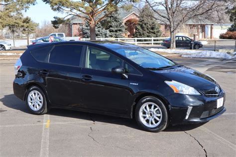 2014 Toyota Prius v Photos