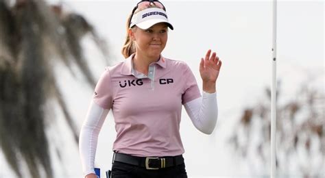 Henderson, pain free, leads Korda by one in LPGA Tour opener