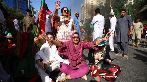 Imran Khan: Mass protests across Pakistan after ex-PM arrest - BBC News