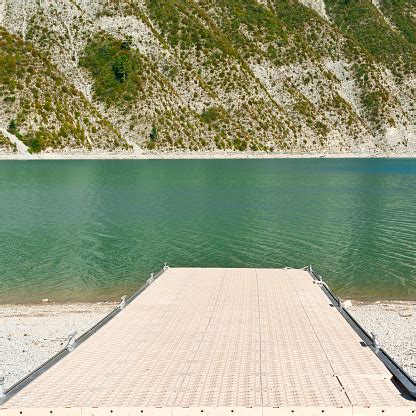 Foto de Rampa De Lançamento De Barco Na França e mais fotos de stock de Alpes europeus - Alpes ...