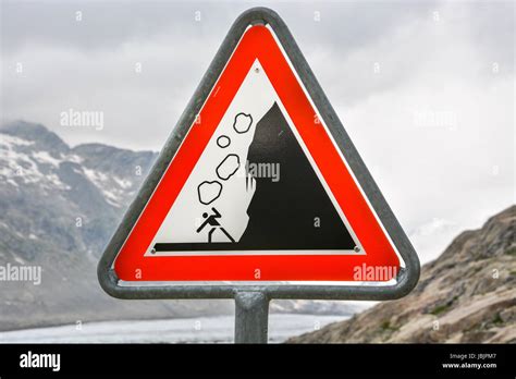 Beware falling rocks sign hi-res stock photography and images - Alamy