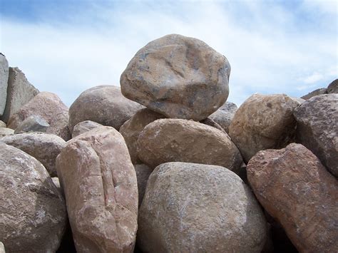 Granite Boulders 24-36 Inch – Erickson's Landscape Supply