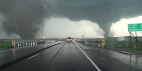 Twin Tornadoes Leave Behind a Devastated Nebraska Town - The New York Times