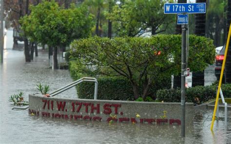 Rainstorm floods Costa Mesa streets, submerging cars and other vehicles – Orange County Register