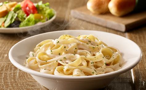 Fettuccine Alfredo (V) | Lunch & Dinner Menu | Olive Garden Italian Restaurant