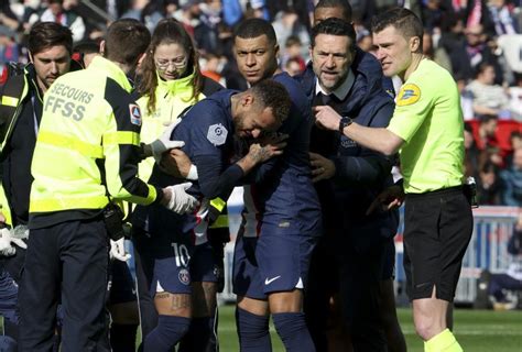 Neymar stretchered off with injury as Chelsea rumors swirl