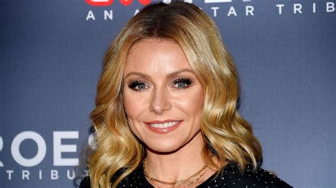 Kelly Ripa Shows Off Her Ballet Skills & We're In Awe