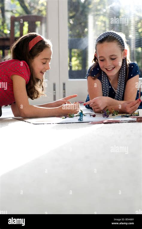 girls playing board games Stock Photo - Alamy