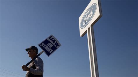 UAW strike against Ford, GM, Stellantis cost US economy nearly $4B so far | Fox Business