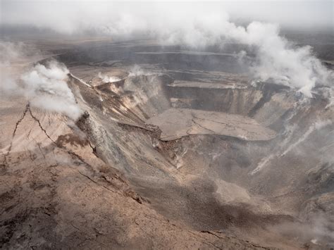 A Tiny Leak Led to a Massive, Unexpected Collapse at Kilauea Volcano ...