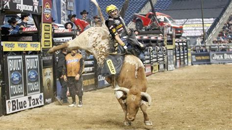Silvano Alves wins in PBR Last Cowboy Standing. Bullriding. | Bull riders, Professional bull ...
