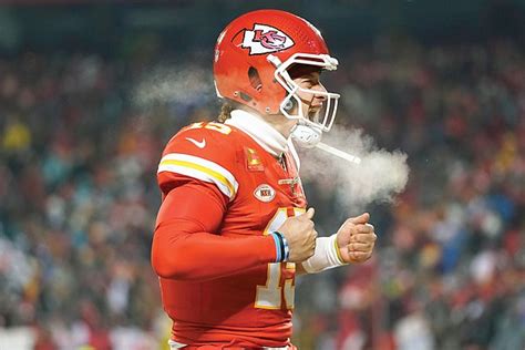 Shattered helmet doesn’t slow Mahomes in cold-weather win | Jefferson ...