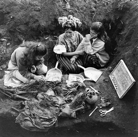 Sisters Watch an Exhumation in Guatemala, pic by Jonathan Moller ...