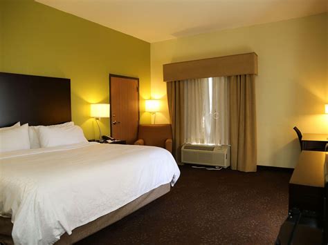 Affordable Hotel in Cleveland, MS | Holiday Inn Express & Suites Cleveland