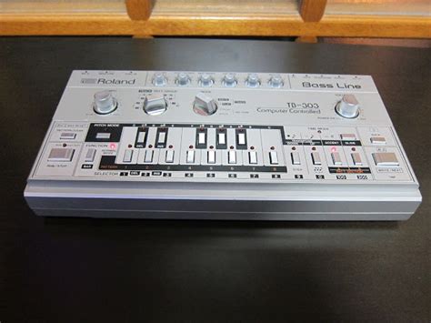 MATRIXSYNTH: Roland TB-303 Bassline SN 185800