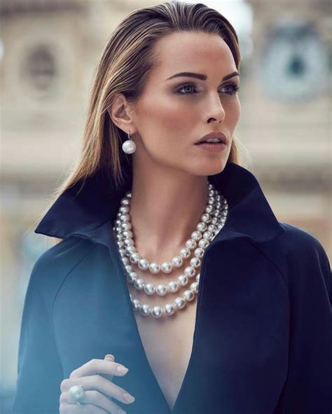 40 How to Wear a Pearl Necklace Ideas 3 #pearls | Pearl necklace outfit, Necklace outfit, Fashion