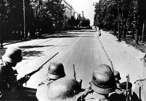 German troops enter Kiev in 1941 - WW2 HistoryBook