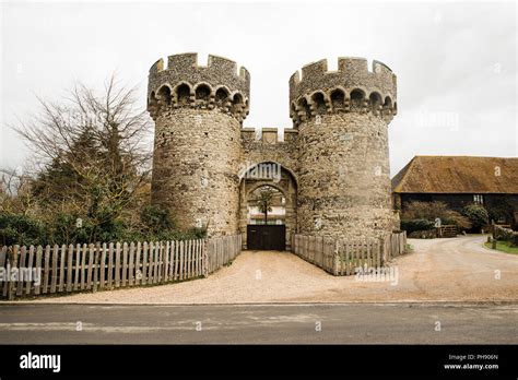 Cooling Castle Barn Kent Stock Photo - Alamy