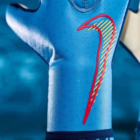 耐克推出全新GK Mercurial Touch Elite“Blueprint”门将手套_Nike_设计的_手腕