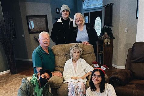 Enrique Gil joins Liza Soberano and her family in the US for the holidays – Filipino News