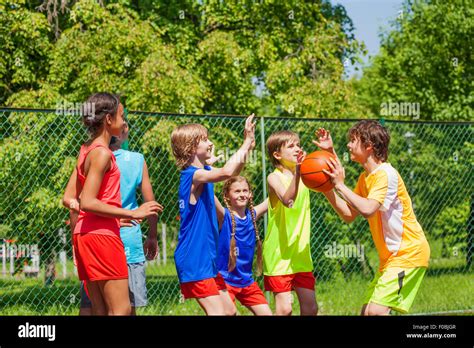 Group of children playing basketball hi-res stock photography and images - Alamy