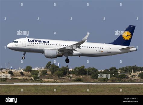 Lufthansa Airbus A320 landing runway 31 Stock Photo - Alamy