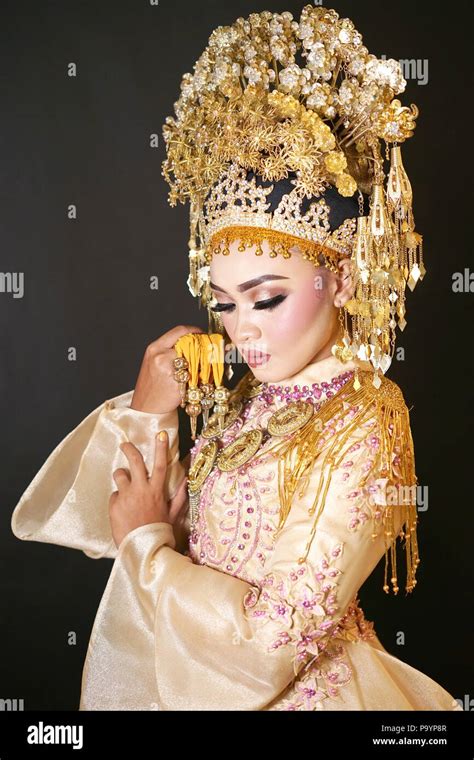 Beautiful bride in Indonesian traditional wedding dress Stock Photo - Alamy