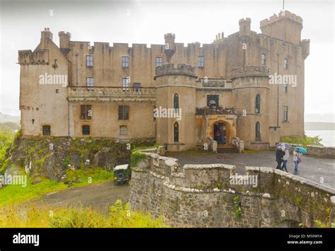 dunvegan castle scotland Stock Photo - Alamy