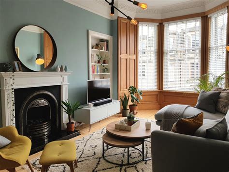 Small living room in Victorian apartment Edinburgh Scotland ...