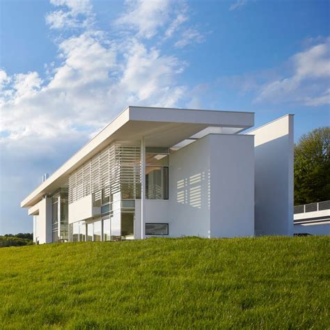 Richard Meier models all-white Oxfordshire residence on English manor ...