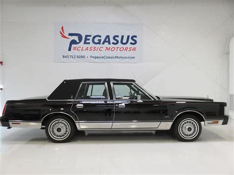 1986 Lincoln Town Car Signature Series - Pegasus Classic Motors