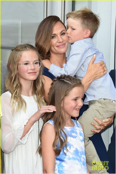 Jennifer Garner Poses with Her Three Kids at Walk of Fame Ceremony ...