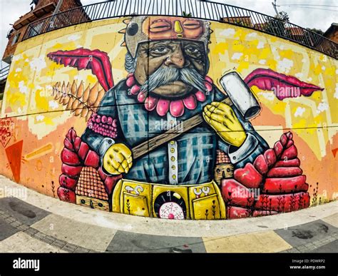 Medellín, Colombia - Marzo 28, 2018: el arte de la calle graffiti en una pared en una zona ...