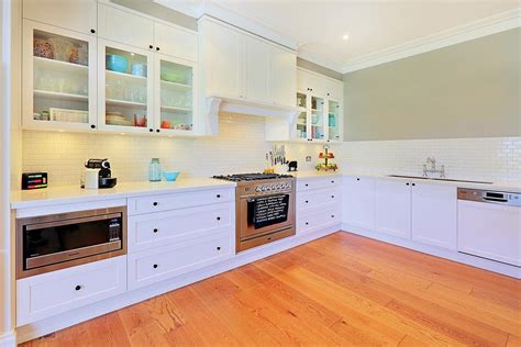 Relaxed living: Contemporary white kitchen - Completehome