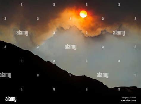 Sun and cloud of smoke from a forest fire in Oregon's Wallowa Mountains Stock Photo - Alamy