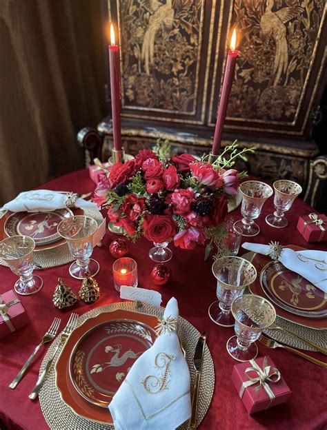 Red and Gold Themed Christmas Table Setting Idea | Ivory & Noire