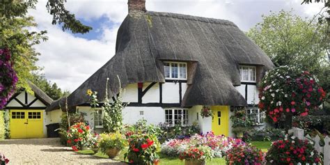 11 Photos of English Country Cottages That Make Us Want One Right Now ...