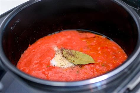 How to Make a Basic Tomato Sauce from Fresh Tomatoes