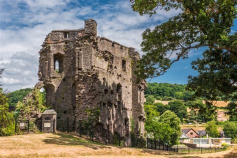 Crickhowell Castle | History, Photos & Visiting Information