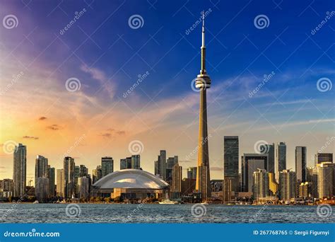 Toronto and CN Tower at Sunset Editorial Image - Image of cityline, harbor: 267768765