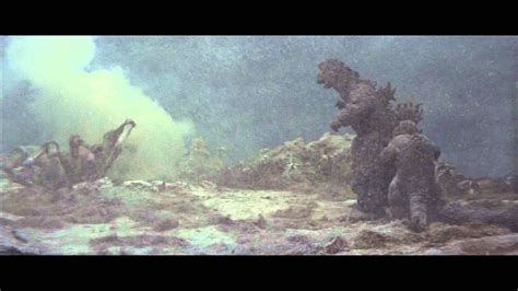 HD - (1967) Godzilla fends off Kumonga - YouTube