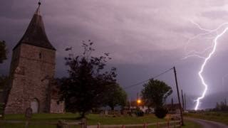 Violent storm sweeps across south east of England - BBC News