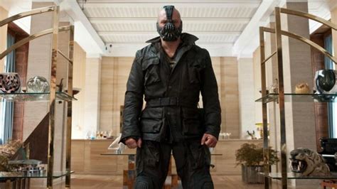 The mask of Bane (Tom Hardy) in Batman : The Dark Knight Rises | Spotern