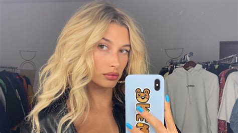 Hailey Bieber Cut Her Hair Into a Bob and Dyed It Black — See Her New ...