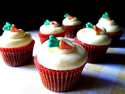 the scent of green bananas: the barefoot contessa's carrot cake cupcakes.