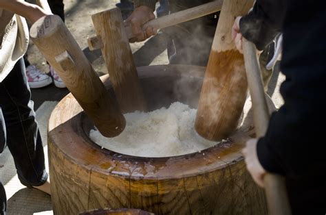 The Story Behind Hawaii's Mochi-Pounding Tradition - Hawaii Magazine